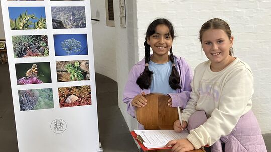 Zu Besuch in der Ausstellung: Josefine (rechts) und ihre Klassenkameradin Lien entdecken anhand der Naturfotos, die Klaus Donhau