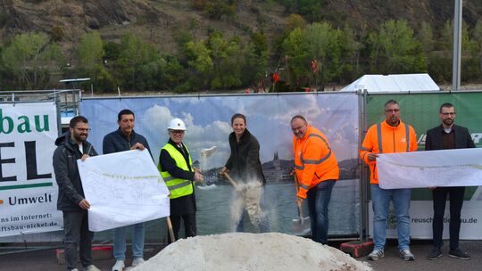 Mit einem offiziellen Spatenstich hat die Neugestaltung der Rheinallee begonnen. Mit dabei waren (von links): Nico Weinert, Baul