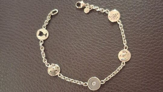 Ein Armband mit symbolischer Bedeutung darf Anna Zenz tragen.