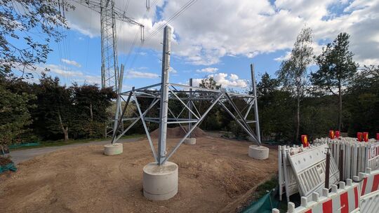 Auf dem Parkplatz des Wildparks bei Gackenbach entsteht derzeit ein neuer Strommast für die Ultranet-Trasse von Amprion.