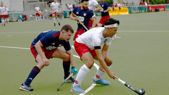 Marvin Frey und der Kreuznacher HC (weiße Trikots) stehen vor einem wichtigen Auswärtsspiel in Kaiserslautern.