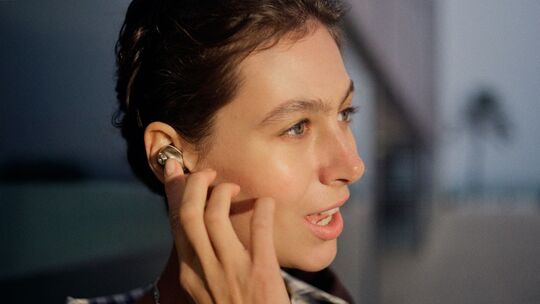 Eine Frau nutzt die Sennheiser «Momentum True Wireless 5»