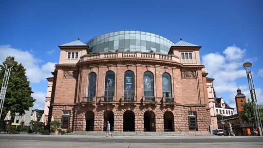 Das Staatstheater Mainz kann sich über den Titel "Opernhaus der Jahres" freuen: Internationale Kritiker haben dafür in der Jahre Das Staatstheater Mainz kann sich über den Titel "Opernhaus der Jahres" freuen: Internationale Kritiker haben dafür in der Jahre