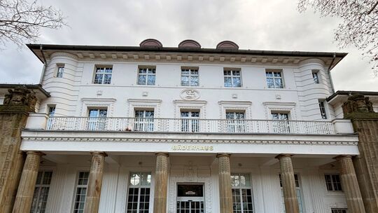 Barocke Schlossarchitektur, die nach einem Käufer oder Pächter sucht: Das Bäderhaus wird bald in den üblichen Immobilienportalen