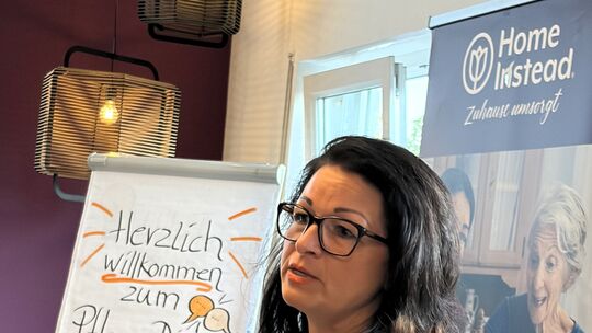 Im Gesprächskreis die Sorgen und Ängste offen ansprechen und sich beistehen. Das ist die Idee des Pflegedialogs, den Irini Lange