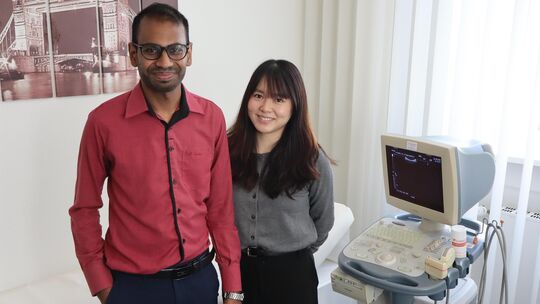 Girish Sunassee (links) und Li-Tzu Fu (rechts) arbeiten seit August 2026 im MVZ Hunsrück-Mittelrhein als Ärzte in Anerkennung.