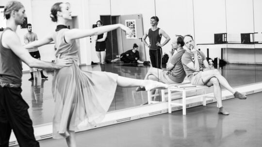 Das Koblenzer Ensemble bewältig im neuen Ballettabend "Zwischen den Stühlen" ein großes Stilsprektrum von neuklassischem Ballett