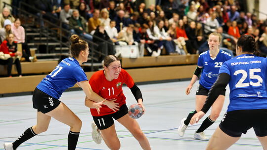 Die letzten fünf Oberliga-Duelle gegen MJC Trier (blaue Trikots) entschied die HSG Kastellaun/Simmern (am Ball Emma Müller) imme