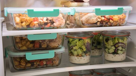 Vorgekochtes Essen steht in einem Kühlschrank Vorgekochtes Essen steht in einem Kühlschrank