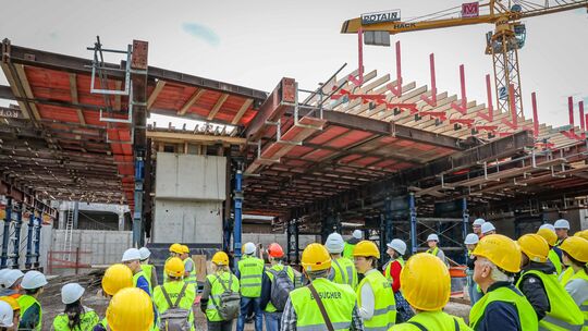 Die Koblenzer Baustelle an der Pfaffendorfer Brücke zieht von Beginn an Interessierte an. Die Verantwortlichen haben darauf reag