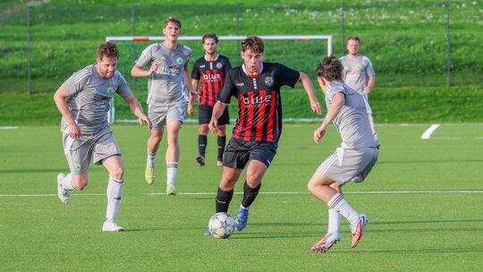 Beim 0:0 in Niederroßbach (in Grau) zeigte sich die SG Rennerod (in Schwarz-Rot Tom Johann Grahl) besonders defensiv gut aufgele