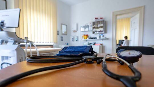 Auf Arzttermine – vor allem bei Fachärzten – kann man als Kassenpatient lange warten. Und wenn man nach Monaten endlich auf dem