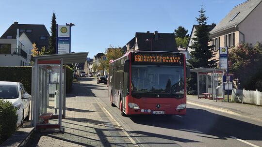 Gähnende Leere herrscht an den Bushaltestellen in der Kappeler Straße in Kirchberg an einem Freitagvormittag. Der Bus zum Flugha