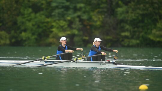 Gemeinsam stark: Judith Sopp und Lisanne Güll (von links) sammelten bei WorldRowing Masters 2026 in Slowenien internationale Erf