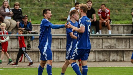 In Trier-Tarforst sah es am vergangenen Spieltag lange gut aus für Laubach. Lars Oster (links) hatte das 1:0 erzielt, Julian Sch