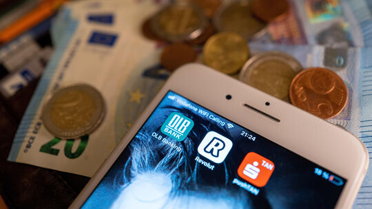 Bankgeschäfte werden heutzutage immer häufiger auf dem Smartphone erledigt, Konsumkredite auf Knopfdruck abgeschlossen. Aber wis