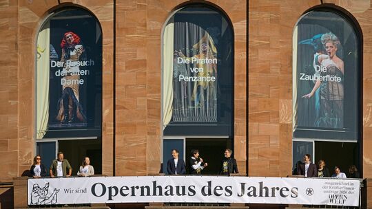 Am Freitagmorgen konnte Staatstheater die gute Nachricht bekanntgeben: Im mittleren Balkon freuen sich der Mainzer OB Niko Haase Am Freitagmorgen konnte Staatstheater die gute Nachricht bekanntgeben: Im mittleren Balkon freuen sich der Mainzer OB Niko Haase
