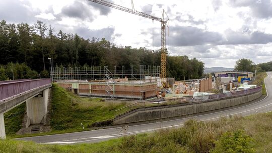 Die Arbeiten für den Neubau eines Rossmann- und eines Penny-Marktes an der Bad Marienberger Umgehungsstraße schreiten sichtbar v