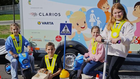Viertklässler der Marienschule probierten einiges aus dem Tabaluga-Mobil schon am Tag der Übergabe aus.