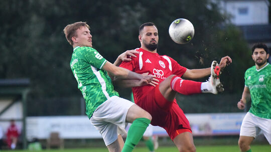 SV Oberzissens John Marc Schneider (grünes Trikot) im Spiel gegen Anadolu Koblenz.