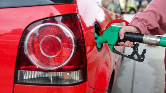 100 Euro und mehr für eine Tankfüllung, selbst bei einem Kleinwagen. Die Spritpreise sind gerade in der aktuellen Weltlage und g 100 Euro und mehr für eine Tankfüllung, selbst bei einem Kleinwagen. Die Spritpreise sind gerade in der aktuellen Weltlage und g