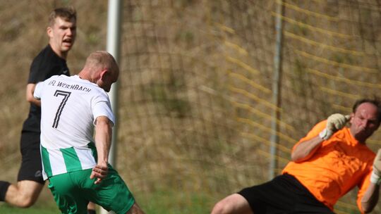 Wenn Daniel Will (Nummer 7) frei vor dem Gehäuse zum Absschluss kommt, dann bereiten sich beim VfL Weierbach alle auf den Torjub