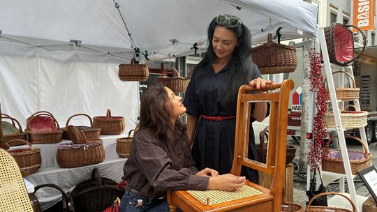 Schon früh erlernte Stella Reinhardt (links) das traditionelle Handwerk der Stuhlflechterin von ihrer Mutter Dajana Reinhardt. M Schon früh erlernte Stella Reinhardt (links) das traditionelle Handwerk der Stuhlflechterin von ihrer Mutter Dajana Reinhardt. M
