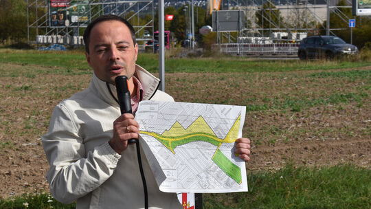 Der Koblenzer Baudezernent Andreas Lukas beschreibt die Einzelheiten des Projekts: Die neue Straße soll den Stadtteil Bubenheim Der Koblenzer Baudezernent Andreas Lukas beschreibt die Einzelheiten des Projekts: Die neue Straße soll den Stadtteil Bubenheim