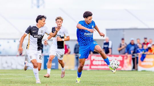 Jetzt hat es auch noch Bader Qesmi (in Blau) erwischt: Der französische Offensivmann des FC Emmelshausen-Karbach knickte am Dien