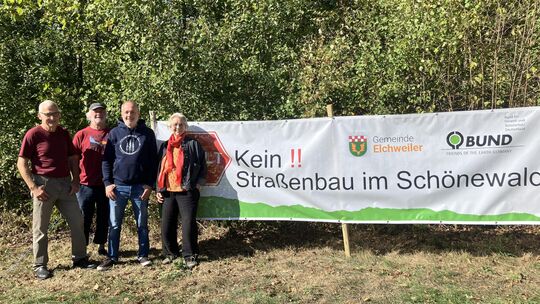 Winfried Werle (BUND, von links), der Elchweilerer Bürgermeister Helmut Aulenbach, der Erste Beigeordnete Tom Sessa und Monika K