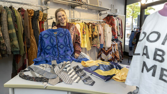 Designerin Sinah Schlemmer zeigt in ihrem Pop-up-Store am Alten Markt in Hachenburg Unikate aus ihren außergewöhnlichen Upcyclin