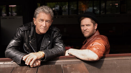 Peter Maffay (links) und Johannes Oerding haben mit „Nashville“ ihr erstes gemeinsames Album aufgenommen und kommen auf der hier