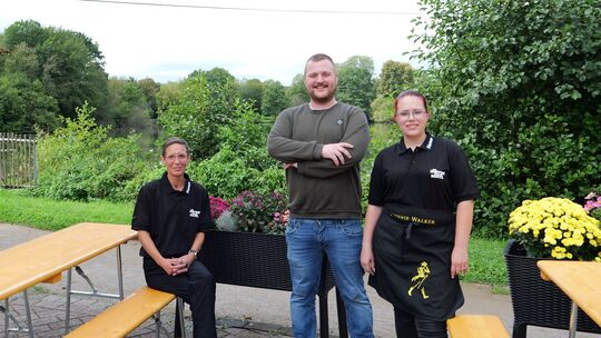 Tanja Kroppach (von links), Tobias Schütten, und Saskia Kroppach haben sich einiges für die Gaststätte am Urbacher Weiher überle