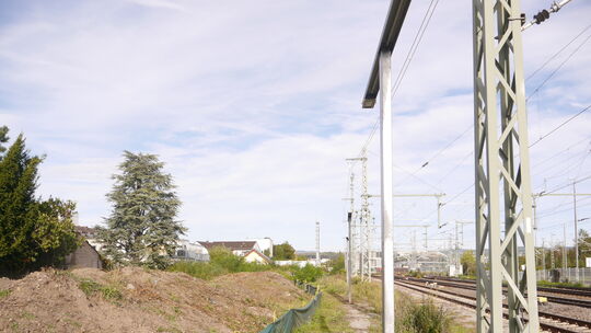 Parallel zu den Bahngleisen soll ein Fuß- und Radweg zwischen den Koblenzer Stadtteilen Moselweiß und Rauental entstehen. Parallel zu den Bahngleisen soll ein Fuß- und Radweg zwischen den Koblenzer Stadtteilen Moselweiß und Rauental entstehen.