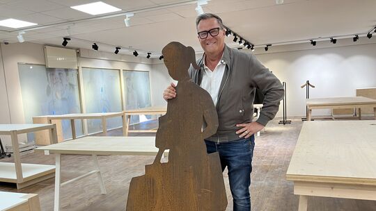 Geschäftsführer Thomas Kronefeld eröffnet die erste Westerwälder Filiale von „Lieblingsplatz“ in Altenkirchen.