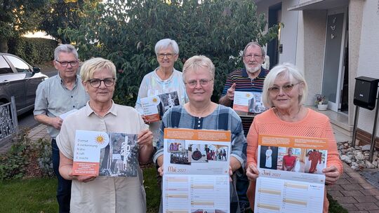 Mitglieder des Freundeskreises „Sonnenstrahlen für Owerri/Nigeria“ präsentieren den neuen Kalender für das Jahr 2027. Mit dem Ve