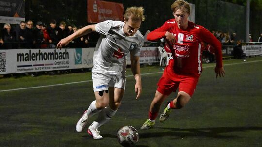 1:1 unter Flutlicht: Mülheim-Kärlichs Sebastian Hollendung (links) bereitete das 1:0 der Gäste vor, aber die Malberger um Luis M