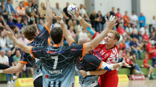 Wie hier im Spiel gegen die Bergische Panther bekam Vallendars Torben Waldgenbach (am Ball) auch in Hanau kaum Platz. Der HV Val Wie hier im Spiel gegen die Bergische Panther bekam Vallendars Torben Waldgenbach (am Ball) auch in Hanau kaum Platz. Der HV Val