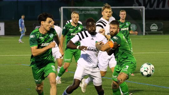 Engers’ Gabriel Müller (links) und Chris Meinert (rechts) sind nicht nur hier gegen Auersmachers Marcus Kasongo-Nd’Jele zur Stel