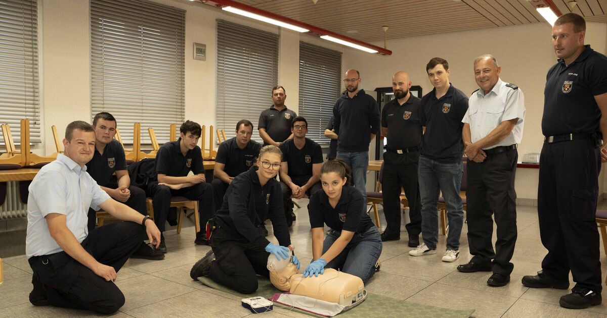 Fire Department in Idar-Oberstein: Refresher for emergencies: Firefighters ...