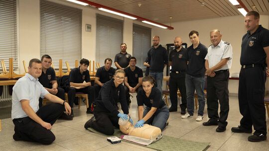 In der Feuerwache 4 ging es bei dem für Feuerwehrangehörige jährlich zu absolvierenden dreistündigen Auffrischungskurs rund um d