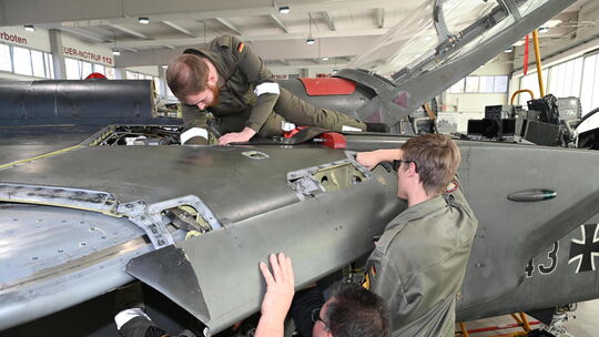 Die Ausbildungswerkstatt des Taktischen Luftwaffengeschwaders 33 sichert den Nachwuchs an jungen Leuten, die die Kampfflugzeuge Die Ausbildungswerkstatt des Taktischen Luftwaffengeschwaders 33 sichert den Nachwuchs an jungen Leuten, die die Kampfflugzeuge