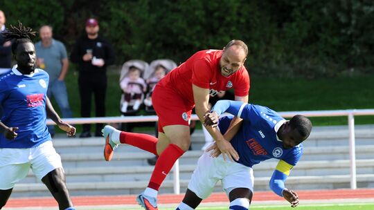 Cosmos-Kapitän José-Junior Matuwila (rechts, im Zweikampf mit Elversberg-Routinier Rico Benatelli, lins Cosmos-Nezugang Bernard