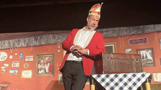 Die Kiste in seiner Kellerbar spielt eine entscheidende Rolle im Solo-Programm „Filmriss“ des Sitzungspräsidenten Volker Weining