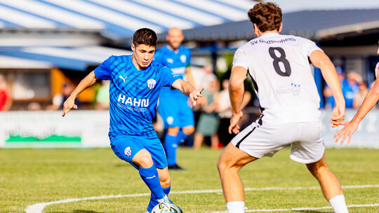 Blitz-Neuzugang Ali Ceylan (in Blau) kam direkt nach dem 1:0 für Gonsenheim in die Partie beim FC Emmelshausen-Karbach, konnte d