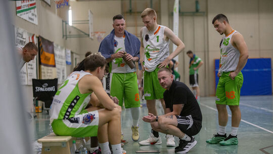 Alex Woytewicz (in Schwarz) war zufrieden mit dem Auftritt seines TuS Treis-Karden beim klaren 96:70-Sieg in Bad Kreuznach. Alex Woytewicz (in Schwarz) war zufrieden mit dem Auftritt seines TuS Treis-Karden beim klaren 96:70-Sieg in Bad Kreuznach.