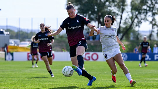 Die SG 99 Andernach (rechts Rinesa Alija) hielt im Pokalspiel gegen den SC Freiburg (am Ball Julia Stierli) stark mit und musste