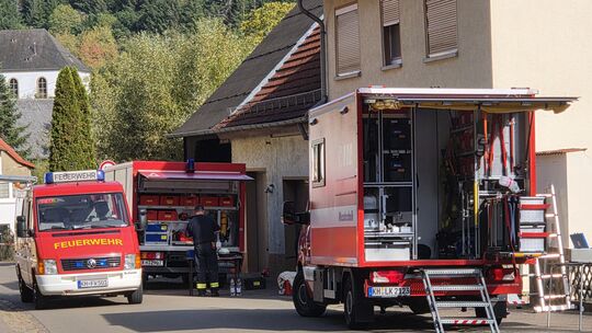 Einsatzkräfte der Feuerwehr und Rettungsdienste sichern die Fundstelle in der Hauptstraße von Jeckenbach ab, wo ein radioaktives