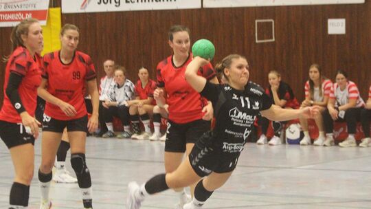 Hannah Faust setzt sich gegen die Abwehr der FSG Oberthal durch, aber auch ihre vier Treffer konnten die völlig überraschende Ni
