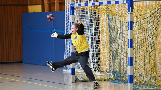 Ben Fischer glänzte beim Holzheimer Gastspiel in Wiesbaden vorwiegend während der ersten 30 Minuten mit starken Paraden. Beim Ga